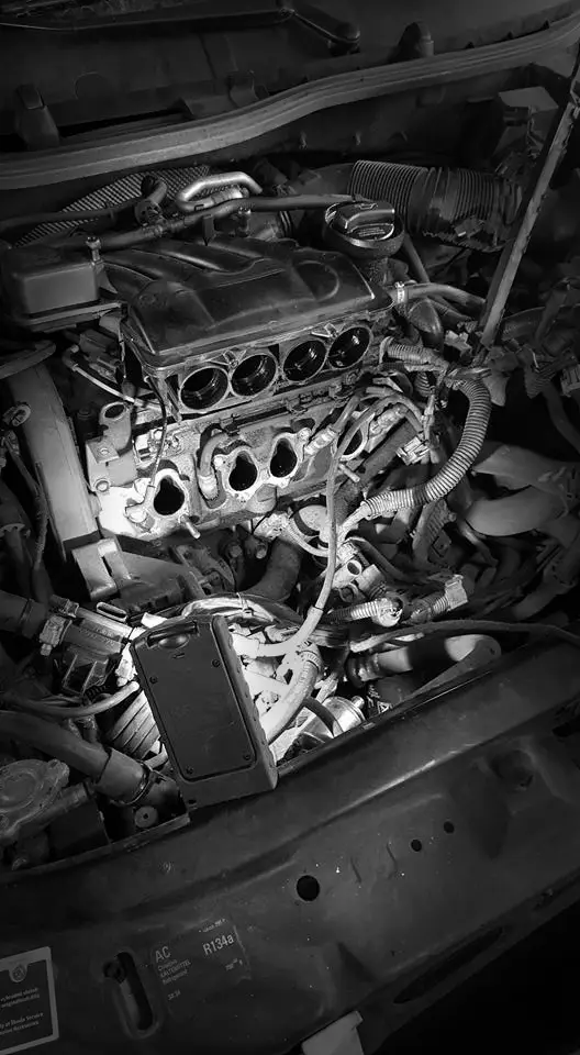 Prikaz unutrašnjosti motora unutar automobila.